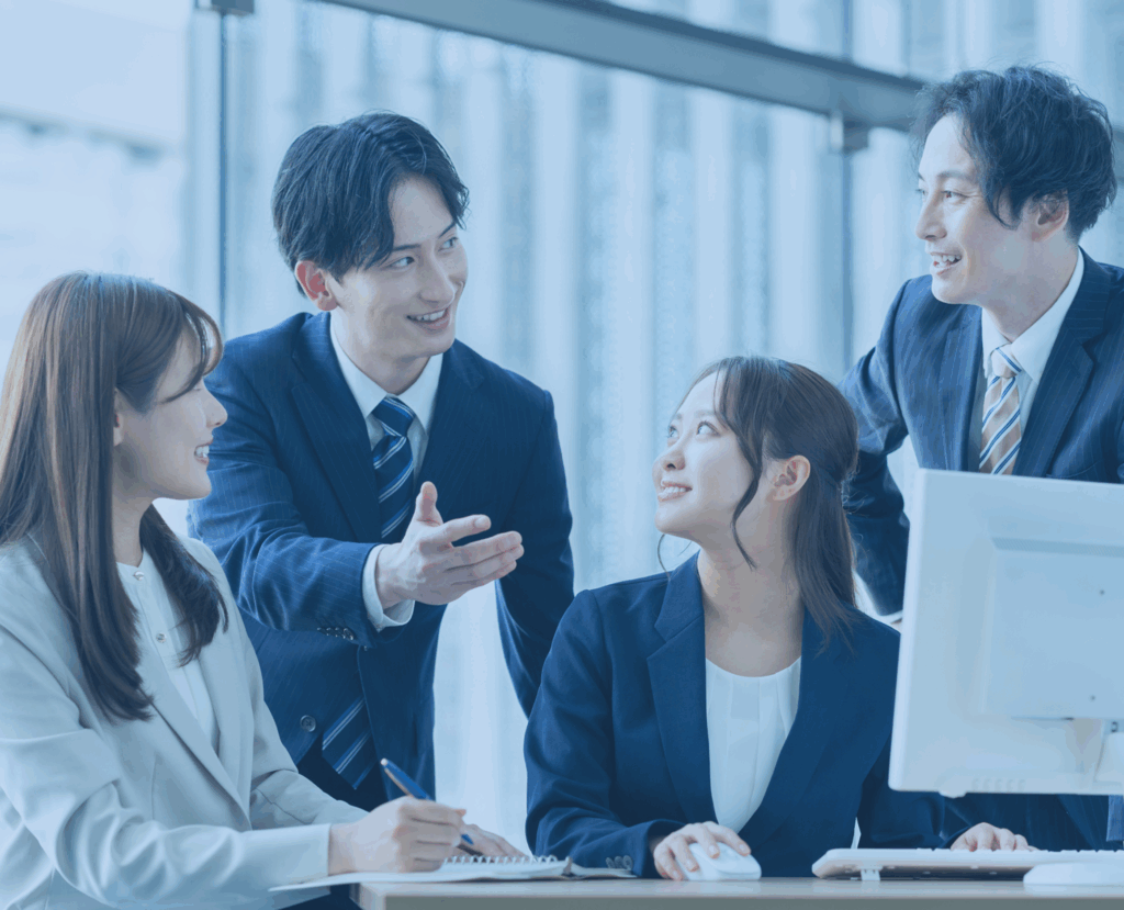 ノーコード開発について話し合うビジネスパーソンたちの写真
